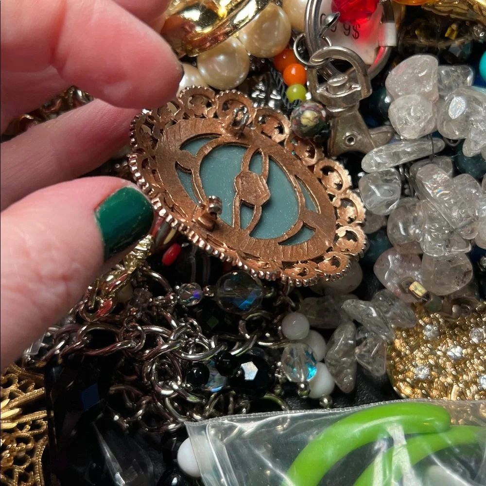 Gallon Bag Lot of Craft Jewelry Some Wearable - Picture 6 of 17